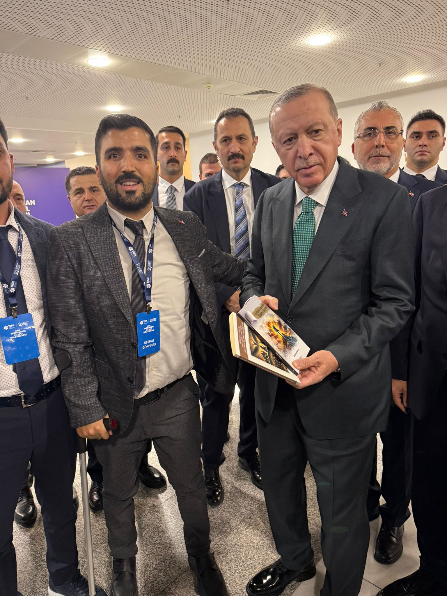 Serhat Gökpınar'ın Cumhurbaşkanı Erdoğan'a kitabını takdim ettiği yakın plan fotoğrafı.